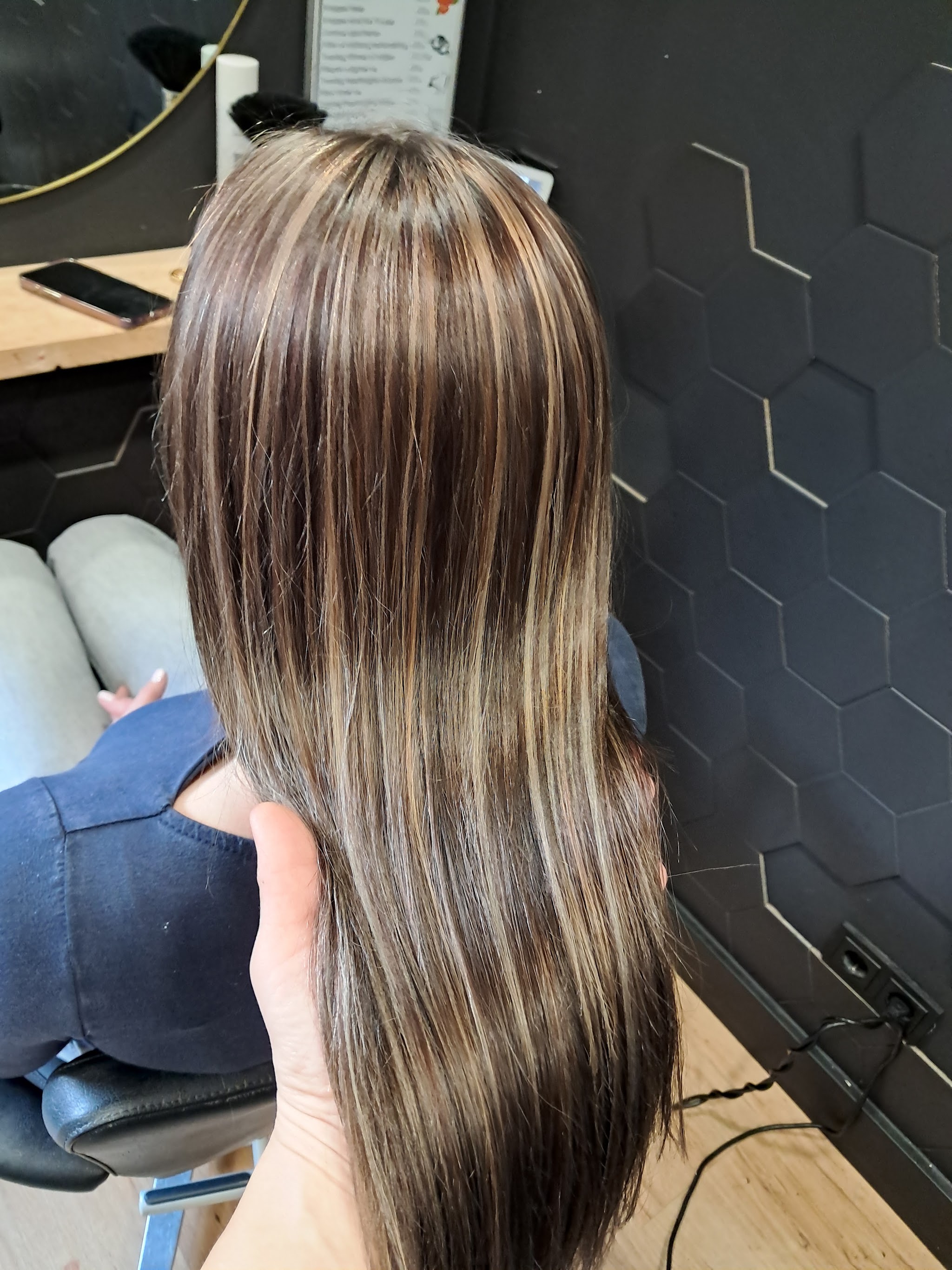 Lang haar met blonde highlights, gestyled bij Jasmijn Haarstudio