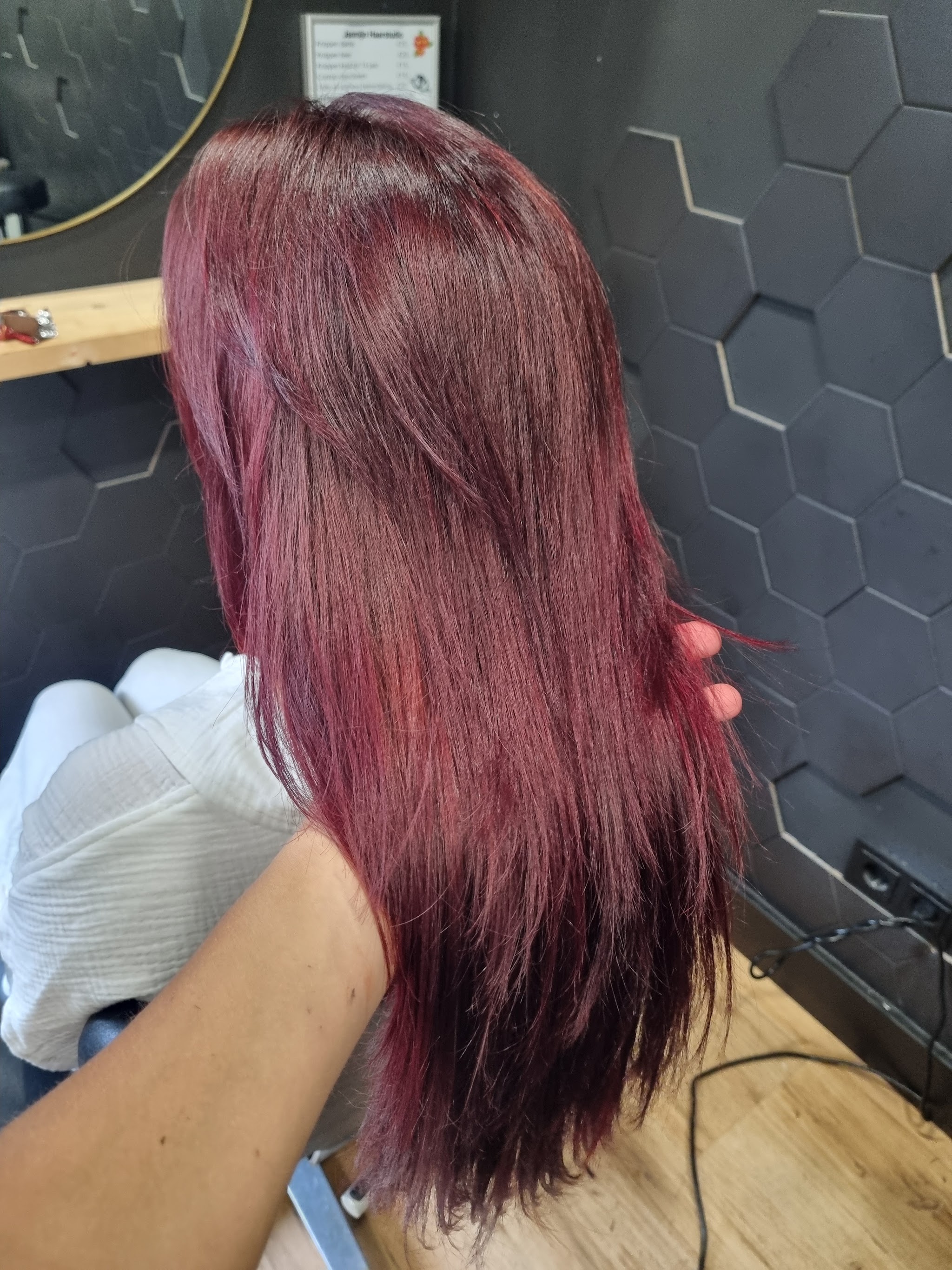 Lang haar met een diepe rode haarkleur
